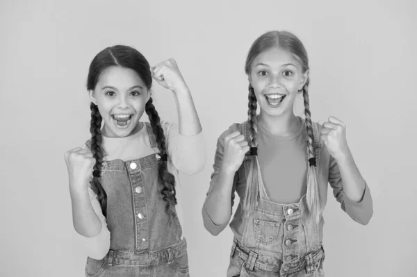 Concepto patriotismo. Chicas con ropa azul y amarilla. Crianza patriótica. Día de la Independencia. Niños generación joven ucraniana. Somos ucranianos. Niños ucranianos. Celebrar la fiesta nacional —  Fotos de Stock