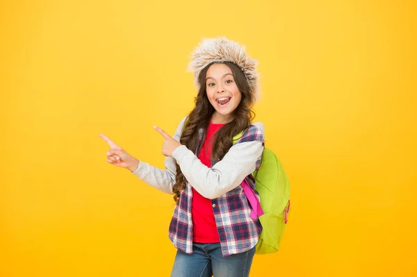 Αίτηση για να αποφοιτήσουν κατά τη διάρκεια της συνόδου χειμώνα. Χειμερινές εκδηλώσεις στο σχολείο. Ένα κορίτσι φοράει καπέλο με πτερύγια αυτιών. Χειμερινές διακοπές. Χειμερινή διασκέδαση και δραστηριότητες. Παιδί μαθήτρια μαλακό καπέλο απολαύσετε εποχή — Φωτογραφία Αρχείου