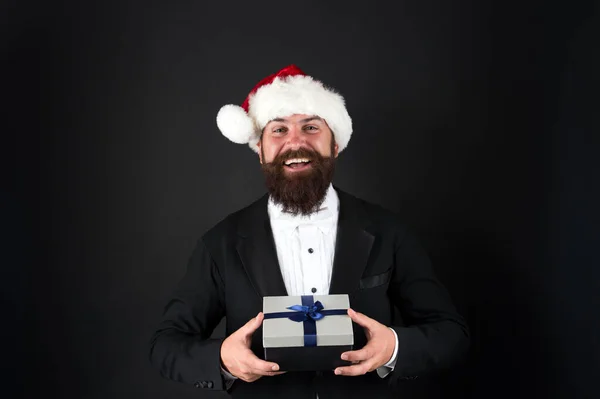 Scegli il regalo giusto. Felice hipster tenere scatola regalo. Un uomo d'affari sorride con un regalo. Un regalo da Babbo Natale. Il giorno della boxe. Avvolgi i tuoi regali. Festeggiamenti. Festa di anno nuovo per ufficio — Foto Stock