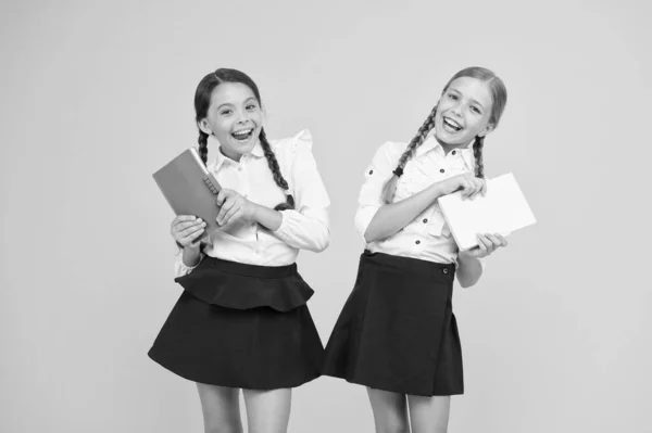 Estudar juntos. Dia do conhecimento. Dia da escola. Menina com livros de cópia ou cadernos. Crianças estudantes bonitos. Estudantes melhores amigos excelentes alunos. Amizade escolar. As alunas usam uniforme escolar — Fotografia de Stock