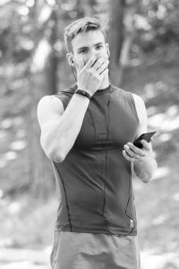 Uygulamayı kullanarak çalıştırmak için rota ayarlayın. Adam akıllı telefon koşuya başlamaya hazır. Spor uygulaması ile eğitim daha eğlencelidir. Uygulamayı ayarlayın. Akıllı telefon ve akıllı saatli sporcu koşuya hazır