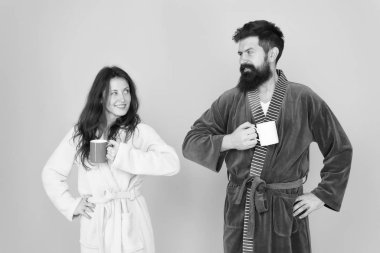 Ne güzel bir sabah. Sabah çifti kahve içer. Sakallı adam ve kız kahve fincanı. Dinlenmiş hissediyorlar. Aile hayatı ve rutin. Birbirine aşık çiftler. Aşk ilişkisi. İlişkilerimizi ısıtmak için. Çay zamanı.