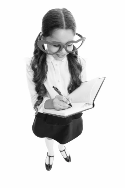幸福就是学习。学校俱乐部孩子喜欢学习。学校项目。最可爱的书女学生心形眼镜白色背景。女孩校服拿着书。智能儿童概念 — 图库照片