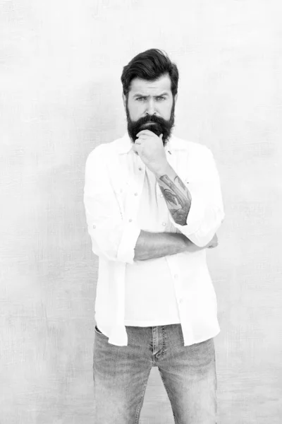 Tendances de la mode masculine. collection d'été. Simple et décontracté. Brutal fond gris macho. Style décontracté vie quotidienne. l'homme barbu irradie la masculinité. attractivité physique. beau hipster relax — Photo