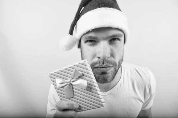 Macho držet vánoční box s modrou stužkou — Stock fotografie