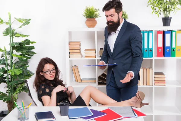 Liderinizi takip edin. Şirket yöneticisi kadın astlarla çalışıyor. İş bulma müdürü ve seksi bir çalışan. Yönetici ve güzel bir ofis yöneticisi. İş geliştirme müdürü ve seksi sekreter