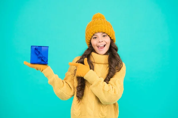 Giornata dello shopping. La bambina non vede l'ora di disfare il regalo. Piccola ragazza carina ricevuto regalo di festa. Goditi i regali. Regali di Natale per bambini. Ragazzo piccolo cappello allegro ragazza capelli lunghi tenere scatola regalo — Foto Stock