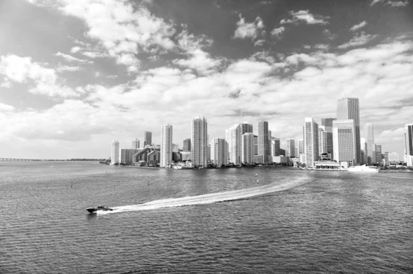 Arkitektoniskt imponerande höghus. Skyskrapor och azurblå havsvatten. Måste se attraktioner. Miami Waterfront fodrad med marinor. Downtown Miami Urban centrum. Affärsdistrikt i Miami — Stockfoto