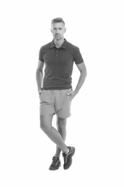 Corps athlétique. Homme athlète isolé fond blanc. Homme beau en chemise et short. Tenue de sport Guy. Concept de mode. Homme mannequin boutique de vêtements. Style sportif. Hommes et vêtements à la mode — Photo