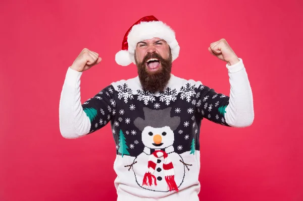 Divirtiéndose. hombre barbudo feliz sombrero de santa rojo. suéter divertido hipster excitado con muñeco de nieve. celebración de vacaciones de invierno. sensación de libertad y éxito. la felicidad de año nuevo. Feliz Navidad para ti. —  Fotos de Stock