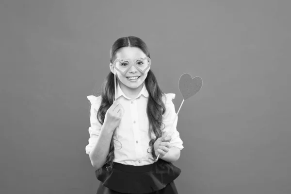 Happy Graduate. terug naar school. hou van grappige studie. kennisdag. gelukkige kindertijd. kleine meisje student. school liefhebber. schoolmeisje in uniform. kind met partij hart bril. Slim intelligent Kid — Stockfoto