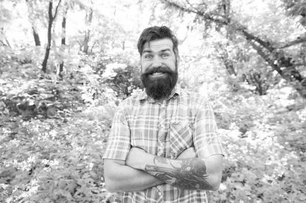 Duygusal doğa sevgilisi. Adam sakallı hipster yeşil ağaçlar arka plan. Adam yaz doğada rahatlayın. Yaz ormanında adam yakışıklı sakal ve bıyık. Yaz tatili konsepti. Çevre ile Birleşik