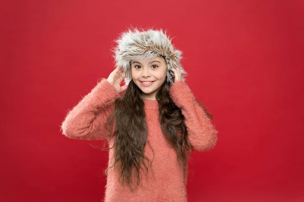 保持头脑发热。感觉温暖。儿童长发软帽。冬季时尚的概念。用于冬季寒冷天气的保暖帽.女孩的红色背景。软毛皮配件。冬季。购物概念 — 图库照片