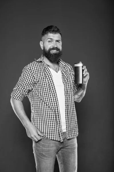 El mejor limpiador de jabón para la piel masculina. Hombre barbudo sosteniendo dispensador de jabón sobre fondo gris. Hipster con jabón líquido en botella para lavar en baño o ducha. Tratamiento de jabón spa — Foto de Stock