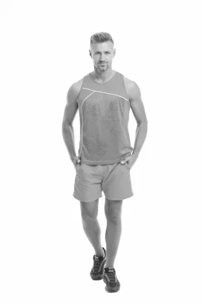 Cuerpo atlético. Traje deportivo de hombre. Concepto de moda. Hombre modelo tienda de ropa. Estilo deportivo. Ropa de hombre y ropa de moda. Hombre atleta aislado fondo blanco. Hombre guapo en camisa y pantalones cortos —  Fotos de Stock