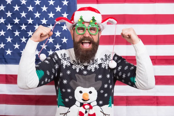 Evviva! Tutta la festa di Natale americana. Natale in USA. Babbo Natale su sfondo bandiera americana. L'uomo americano barbuto festeggia il nuovo anno. Bandiera nazionale. L'hipster patriottico festeggia vacanze invernali — Foto Stock