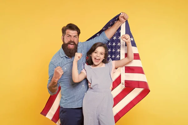 Vacaciones de día de independencia. La independencia es felicidad. Padre barbudo hipster y linda hijita con bandera de EE.UU.. ¿Cómo celebran los americanos el día de la independencia? Familia patriótica alegre y amigable — Foto de Stock