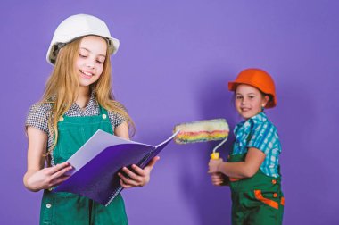 İnşaat mühendisi mimar. Şapkalı çocuk işçi. Çocuk gelişimi. Kendini geliştirmek için aletler. Tamir et. Küçük kızlar atölyede birlikte tamirat yapıyorlar. Geleceğin mesleği. Gerçek bir profesyonel için çalış.
