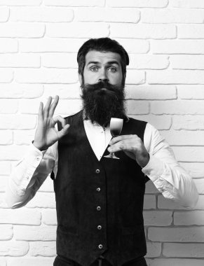 Şaşırtıcı yakışıklı sakallı adam