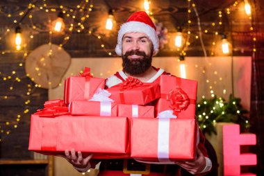 Sakallı adam Noel Baba Noel 'i hediyelerle kutluyor. Eviniz mevsimin tüm zevkleriyle dolu olsun. Yeni yıl kutlaması. Noel Baba 'nın bir sürü hediyesi var. Sevinçle kutlayın. Kış tatilini kutlayın.