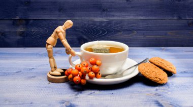 Kafe menüsü. Böğürtlen çayı. Seramik fincan sıcak demlenmiş çay içeceği. Aromatik rowanberry içeceği için. Sağlık hizmetleri kocakarı ilaçları. Mavi arka planda bir fincan çay yakın plan. Gurme lezzetli tat.