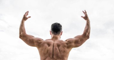 Spor motivasyonu. Şampiyon ve kazanan kavramı. Başarıyı kutlayan adam. Vücut geliştirmeci güçlü kas sırt güçlü ve üstün duygu. Başarıya ulaşmak. Başarılı atlet. Zafer ve başarı