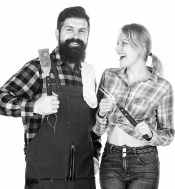 Piknik barbeküsü. yemek pişirme tarifi. Aile hafta sonu. Aşık çift mutfak eşyaları tutun. Adam sakallı hipster ve kız. Hazırlık ve mutfak. Et kavurma aletleri. Gülümseyen garson