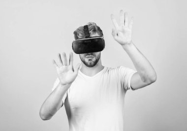 Sanal simülasyon. Oyun için Vr. Adam Vr gözlük oyunu oynamak. Siber uzayı keşfedin. Şeftali arka planda sanal gerçeklik kulaklık ile Adam hipster. Eğlence ve eğitim. Sanal iletişim