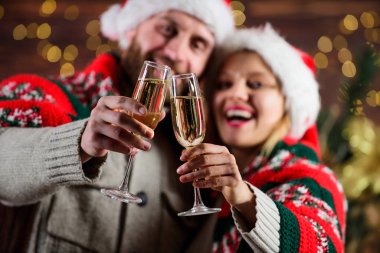 Mutlu noeller. Aile şampanyası. Mutlu yıllar. Tatil kutlaması. Birbirine aşık çift Noel Baba şapkası. Hediye zamanı. Selamlama zamanı. Çift kendini rahat hissediyor. Kadınlar ve erkekler xmas 'ı sever