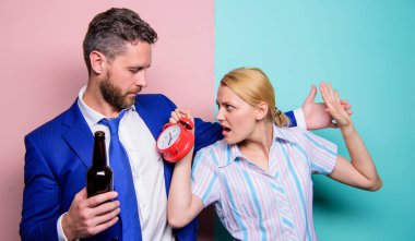 İçmeyi bırak. Kız alkolik adamla tanışır. Karım ve sarhoş kocam içiyorlar. Alkolizm sorunu. Kabul edilemez davranış. Birkaç erkek ve kadın içki problemi. Aile çatışması. Akşamdan kalmayım. Bağımlılık kavramı