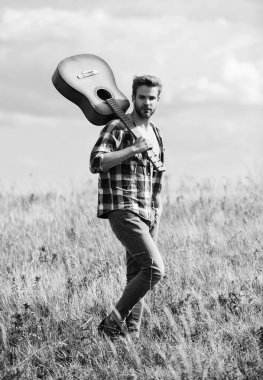 İlham arayan müzisyen. Wanderlust kavramı. İlham verici doğa. Gitarı olan adam doğayı düşünür. Muse'u bulmak için. Doğayla birleşmiş. Yaz tatili. Rüya gibi bir gezgin. Huzurlu ruh hali