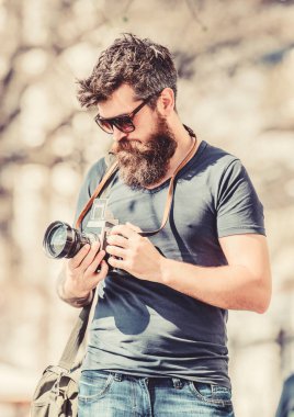 Fotoğrafçılar seçiyor. yaz güneş gözlüğü hipster adam. retro fotoğraf ekipmanları. Sakallı olgun hipster. Sakallı adam. kamera ile acımasız fotoğrafçı. doğanın fotoğrafı. Muhabir