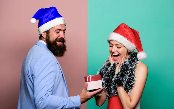 Pro tebe. šťastný rodinný pár slaví Vánoce. Santa Man and woman with tinsel. Veselé Vánoce. zimní prázdniny. společně oslavovat. Šťastný novoroční večírek. Dárek s láskou. čas na dárky — Stock fotografie