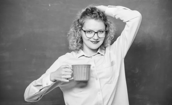 Tüm gün boyunca enerji şarjı. Öğretmen gözlükleri kahve tebeşir tahtası arka plan içmek. Kadınlar derslerden önce kahvenin tadını çıkarır. Yudum şarj vücut ve zihin. Kafein dozu. Okula geri dön. Kahve bağımlısı — Stok fotoğraf