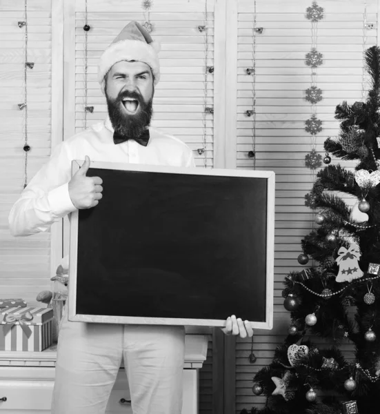 Ünnepség és újévi hangulat koncepció. Egy fickó a karácsonyfa mellett. — Stock Fotó