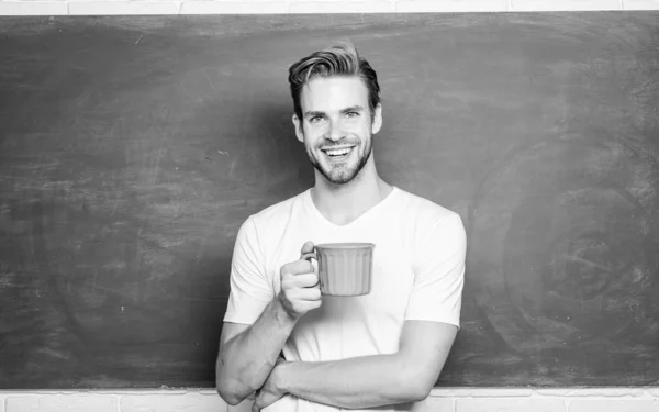 Bom dia. Dose de cafeína. Professor beber café quadro fundo. Bonito homem desfrutar de café quente. Um viciado em café. Beba recarregando corpo e mente. Taxa de energia para o dia inteiro. Bebida inspiradora — Fotografia de Stock