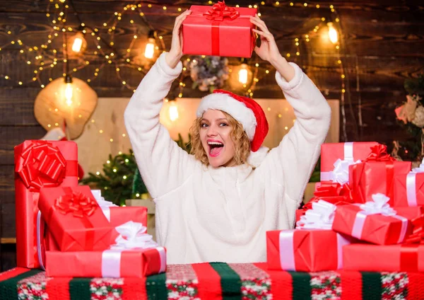 Inviti per la festa. vendite di Natale. Il concetto del giorno della boxe. felice anno nuovo. consegna regali di Natale. Una donna a Natale. ragazza con scatola regalo di Natale. Cyber lunedì. vacanza invernale. Shopping di Capodanno — Foto Stock