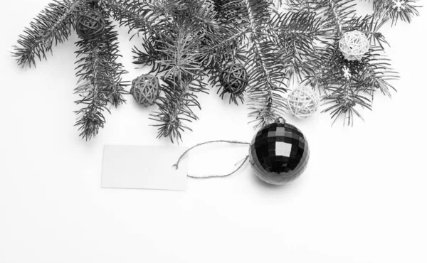 Noel süslemeleri kavramı. Noel ağacı süslemek için gereken her şeyi. Noel için hazır olun. Noel süslemeleri arka plan üstten görünüm beyaz. Dekoratif top oyuncak ve hediye etiketi kopya alanı — Stok fotoğraf