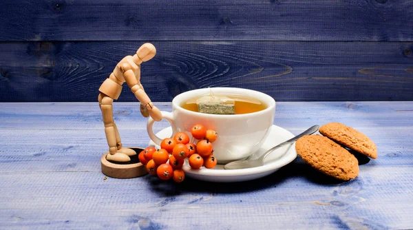 Kafe menüsü. Böğürtlen çayı. Seramik fincan sıcak demlenmiş çay içeceği. Aromatik rowanberry içeceği için. Sağlık hizmetleri kocakarı ilaçları. Mavi arka planda bir fincan çay yakın plan. Gurme lezzetli tat.