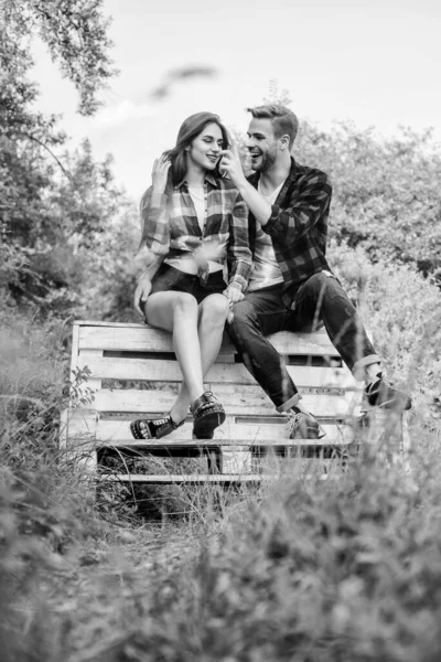 Um casal apaixonado senta-se no banco. Férias. Desfrutando de um bom fim de semana juntos. A juventude anda por aí. Namorado e namorada apaixonados. Conceito de amor e romance. Fim de semana familiar. Data romântica no parque — Fotografia de Stock