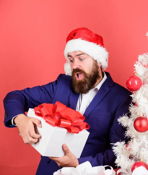 Fête d'homme à l'arbre de Noël. Concept de service cadeau. Envoyez ou recevez un cadeau de Noël. Livraison rapide de cadeaux. Joyeuses fêtes. ventes de la saison d'hiver. achats de Noël. chapeau de Père Noël homme barbu. nouvelle surprise année — Photo