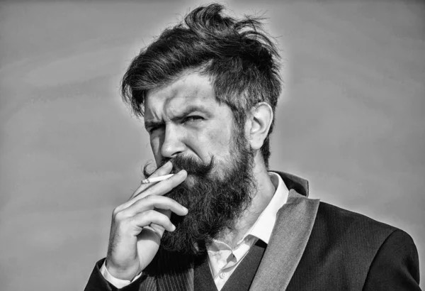 Buscando inspiración. Empresario contra el cielo. brutal hipster caucásico con bigote. Hombre barbudo fumando cigarrillo. humo. Éxito futuro. Moda formal masculina. Maduro hipster con barba —  Fotos de Stock