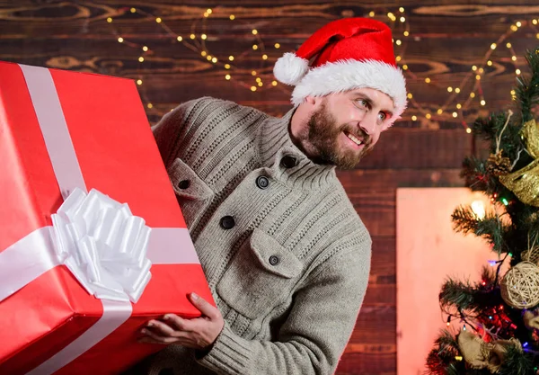 Verspreid geluk. Geluk geven. Wintergeluk. Fijne feestdagen. De kerstman. Een lachende man met een gigantische geschenkdoos. Ik ben hier om cadeautjes te geven. Geluk afleveren bij je thuis. Leveringsdienst — Stockfoto