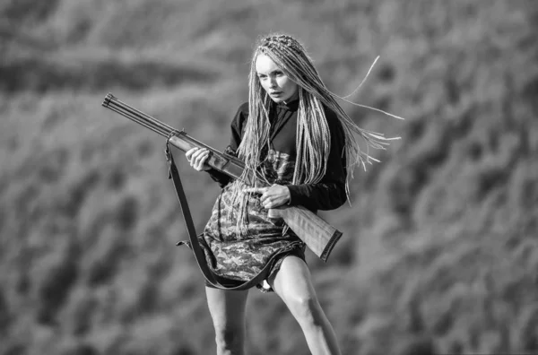 Amazonas legendaria raza de guerreras. Temporada de caza. Mujer atractiva pelo largo cara bonita sostener rifle para la caza. Un guerrero sexy. Ella es guerrera. Guerrero montañas paisaje fondo — Foto de Stock