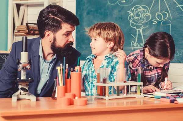 Basiskennis. Studeren hard. Meetbare uitkomsten. Kinderopvang en-ontwikkeling. Kritisch denken en probleemoplossing. Ervaring en kennis. Mentor gedreven Afterschool programma. Praktische kennis — Stockfoto