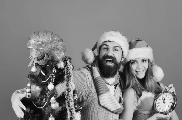 新年とクリスマスの時間の概念。男とセクシーな女 — ストック写真