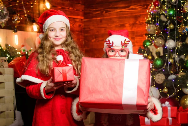 Vacaciones de invierno ventas. Niña pequeña con sombrero rojo de santa. esperar a regalo de Navidad. La época de Navidad. Amo las vacaciones de invierno. Venta de compras de invierno. Las hermanitas quieren regalos. Feliz familia celebrar el año nuevo —  Fotos de Stock