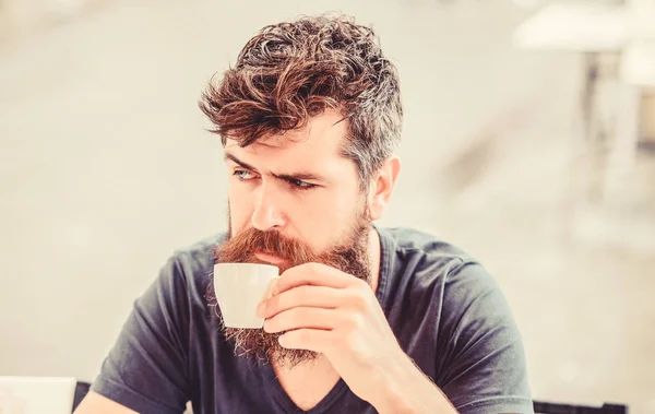 Hipster maduro com barba de cabelo bebendo café. Um macho brutal precisa de um refresco matinal. Beba café expresso. Café da manhã. Homem barbudo no café. Que grande manhã. — Fotografia de Stock