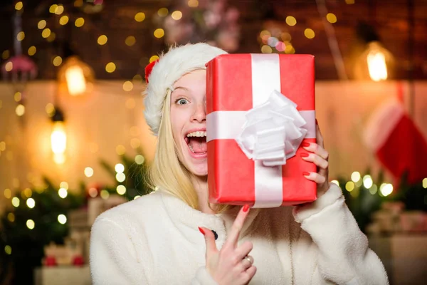 Spannende emoties. Vrolijk kerstfeest en gelukkig nieuwjaar. Gelukkige glimlachende vrouw en geschenkdoos. Boksdag. Gezellig thuis. Gelukkige momenten. Geluk en vreugde. Feestelijke stemming. Huidig concept. Nieuw jaar komt eraan — Stockfoto