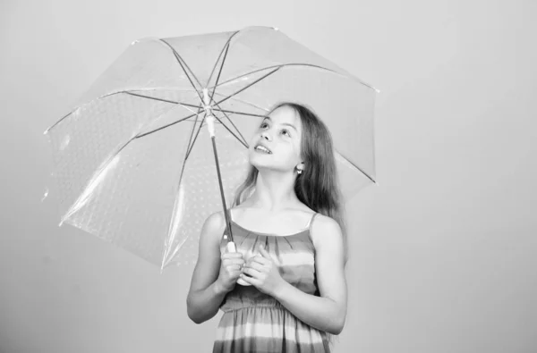 I would stay here forever. autumn fashion. rainy weather. Fall mood. carefree childhood. small girl with umbrella. autumn weather forecast. child with trabsparent parasol — Stock Photo, Image